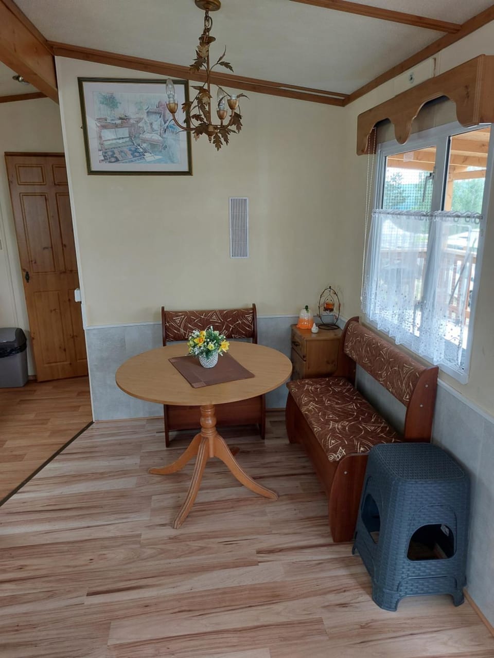 Seating area, Dining area
