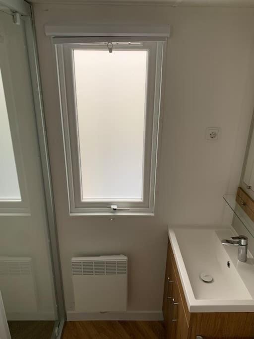 Bathroom, internet