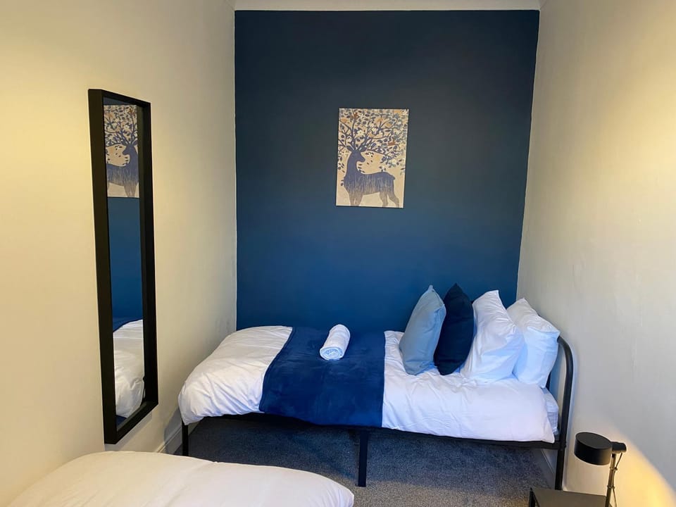 Bed, Bedroom, towels