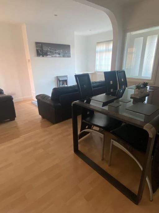 Modern Two Bed House Close To City Centre Apartment in Belfast
