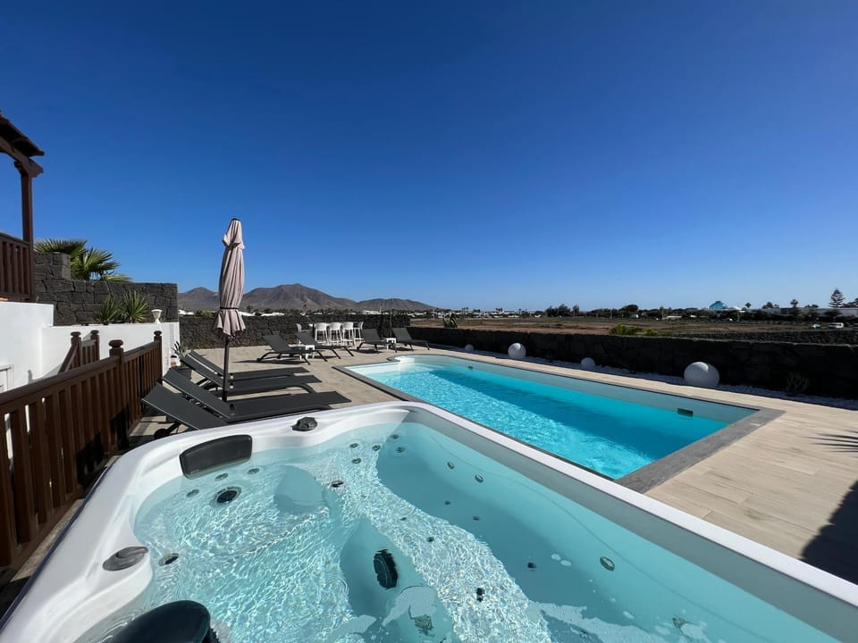Day, Natural landscape, Hot Tub, Pool view, Swimming pool, sunbed