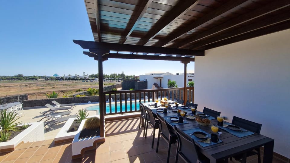 Patio, View (from property/room), Balcony/Terrace, Food and drinks, Pool view, Swimming pool, Drinks