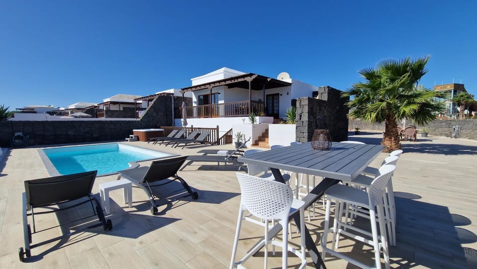 Patio, Day, Balcony/Terrace, Dining area, Pool view, Swimming pool, sunbed