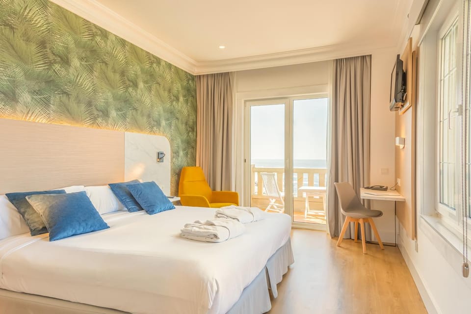 Bed, Photo of the whole room, Sea view