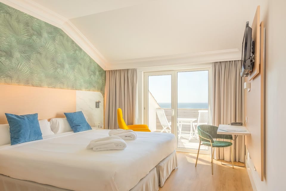 Property building, Bed, Sea view