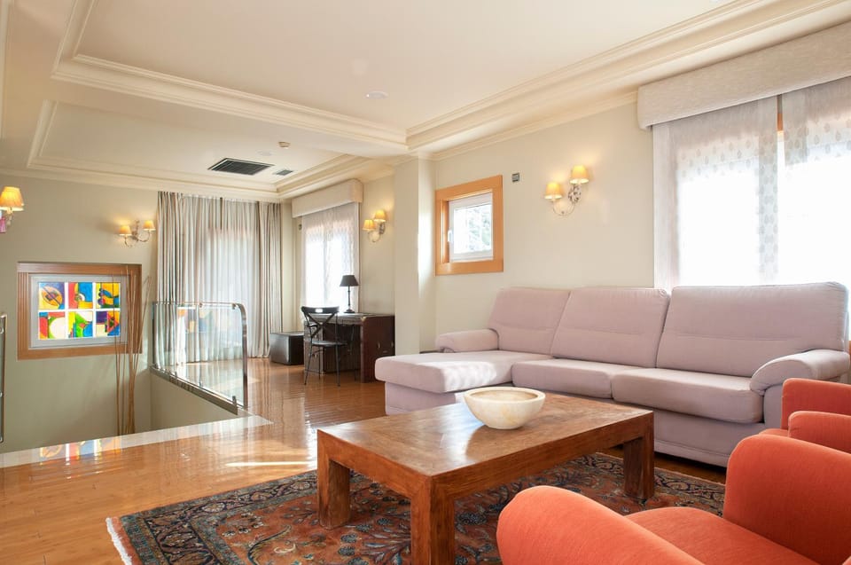Photo of the whole room, Decorative detail, Seating area