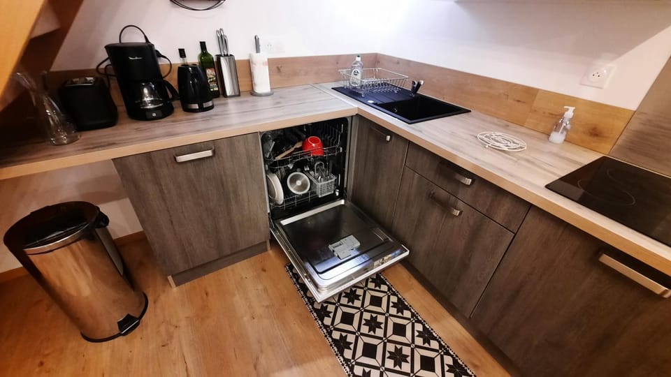 Coffee/tea facilities, dishwasher, stove, toaster, kitchen