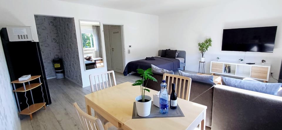 Communal lounge/ TV room, Bed, TV and multimedia, Living room, Photo of the whole room, Seating area, Dining area, Evening entertainment, Bedroom