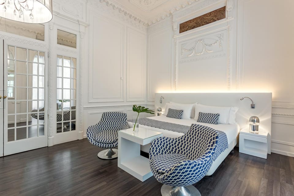 Bed, Photo of the whole room, Seating area, Bedroom