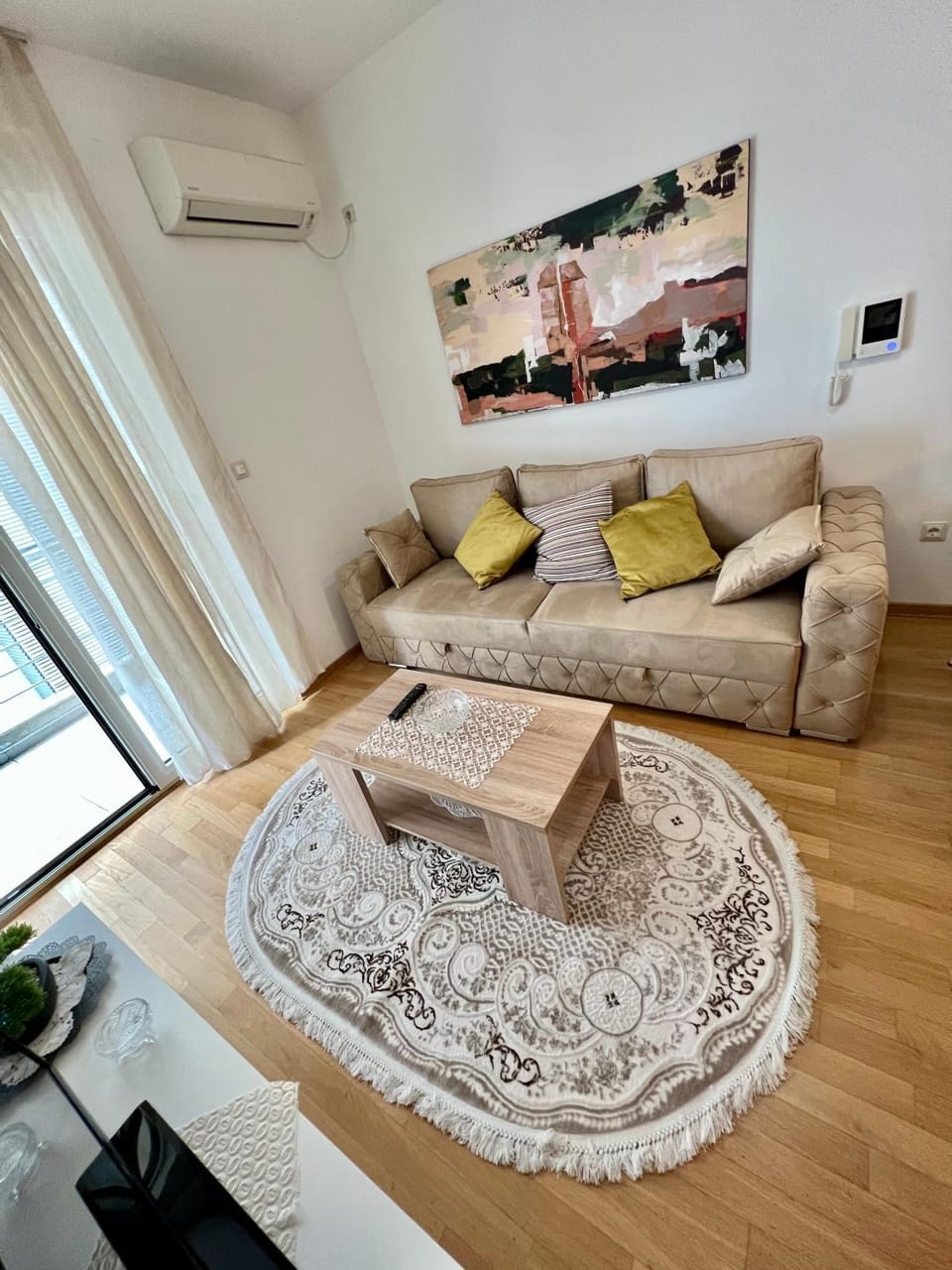 TV and multimedia, Living room, Seating area, air conditioner