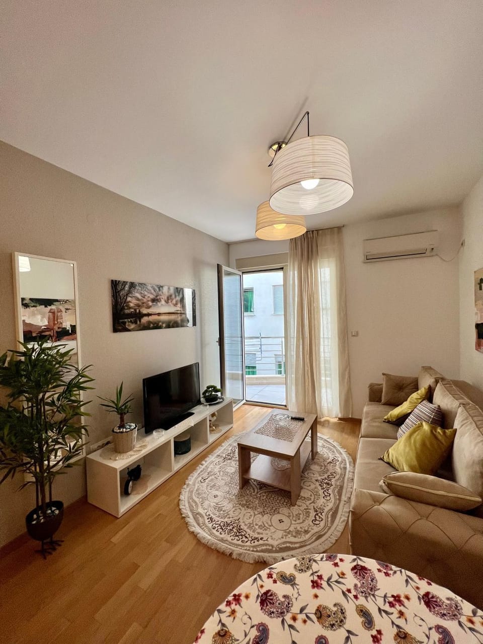 Communal lounge/ TV room, TV and multimedia, Living room, Seating area, Evening entertainment, air conditioner