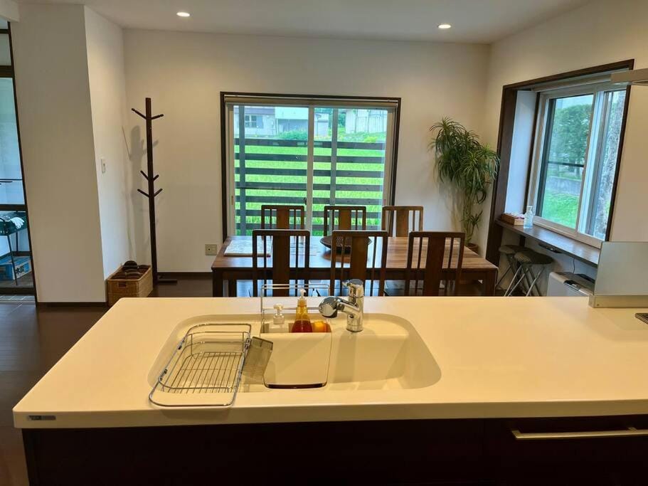 Kitchen or kitchenette, Dining area