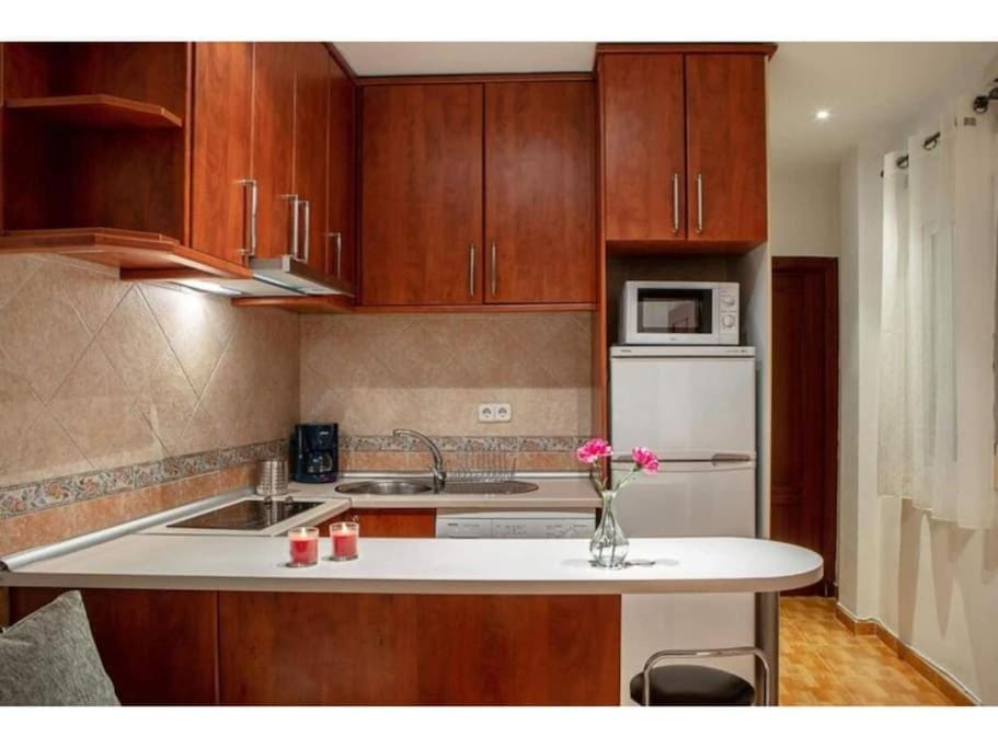 Kitchen or kitchenette, minibar