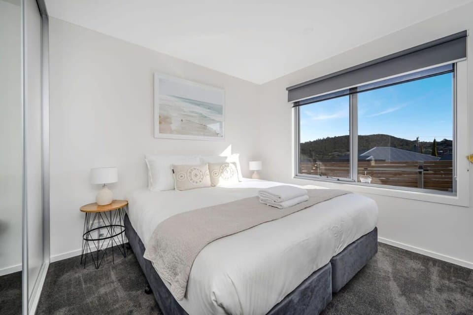 Villa Nine Sleeps 6 10Mins to CBD Airport House in Bellerive