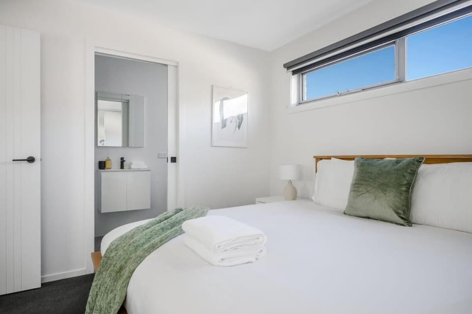 Villa Nine Sleeps 6 10Mins to CBD Airport House in Bellerive