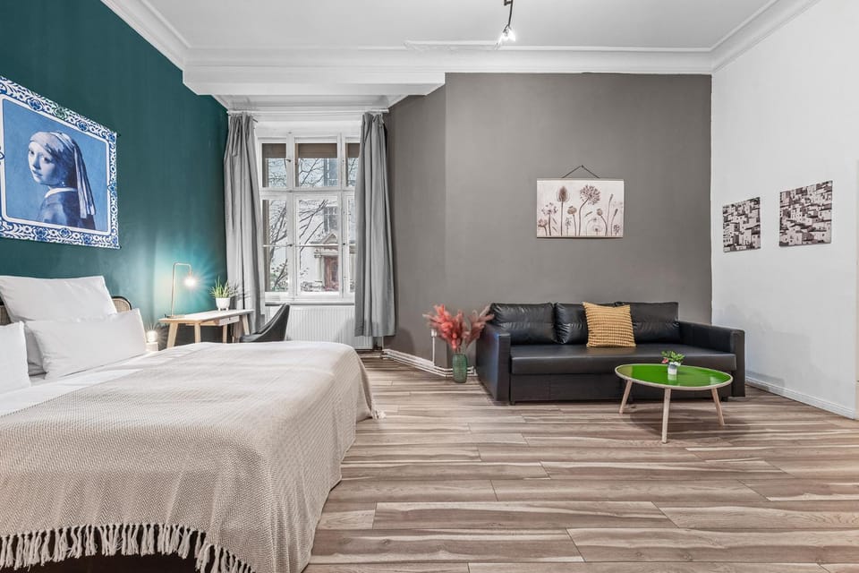 Bed, Photo of the whole room, Seating area, Bedroom