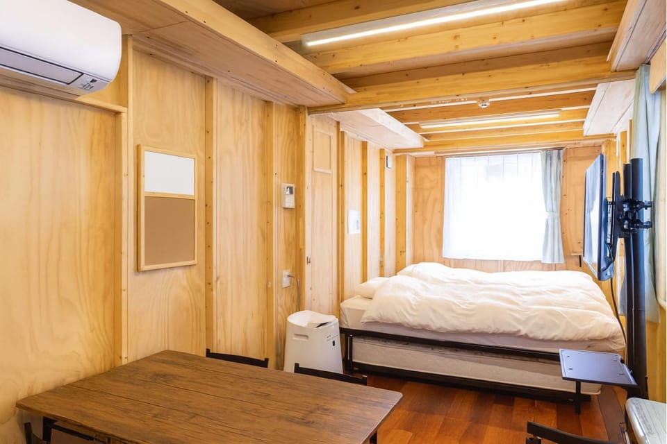 Bed, Dining area, Bedroom