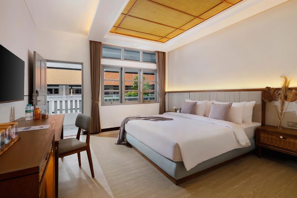 Bed, TV and multimedia, Photo of the whole room, Seating area, Bedroom