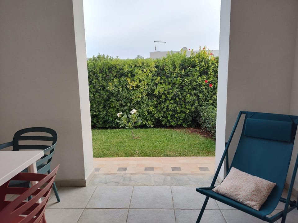 Property building, Patio, Day, Garden, Balcony/Terrace, Balcony/Terrace, Living room, Seating area, Garden view, sunbed