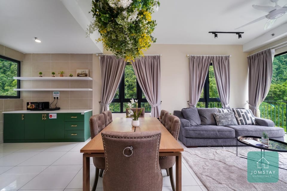 Kitchen or kitchenette, Living room, Seating area, Dining area, Mountain view, microwave