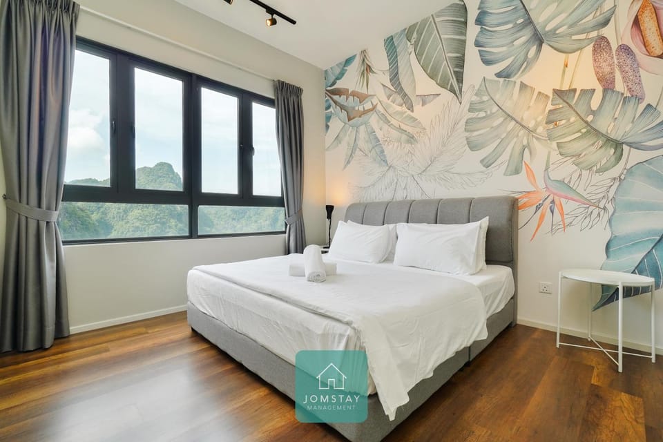 Bed, View (from property/room), Photo of the whole room, Bedroom, Landmark view, Mountain view, Pool view, Family, towels