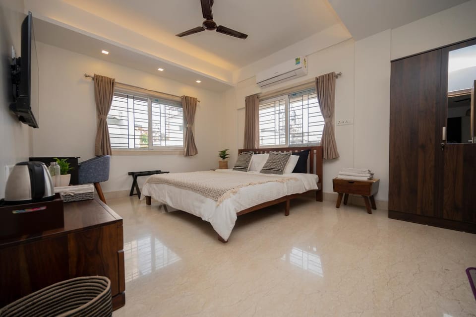Bed, TV and multimedia, Photo of the whole room, Bedroom