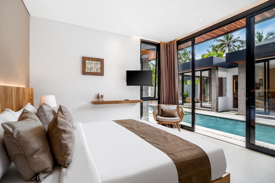 Bed, TV and multimedia, Seating area, Bedroom, Pool view, air conditioner