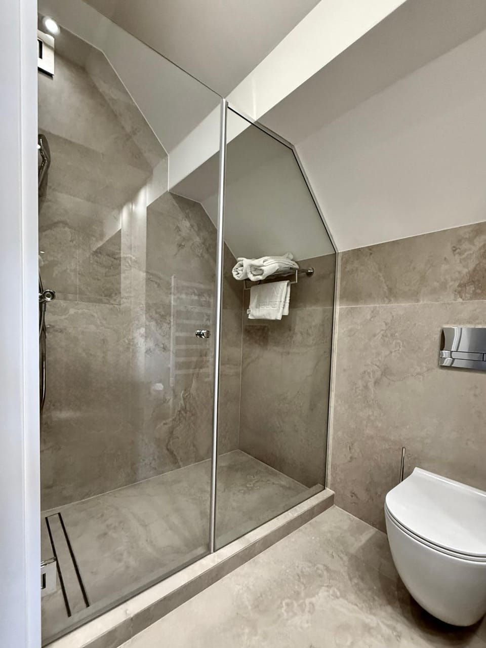 Shower, Toilet, Bathroom, towels