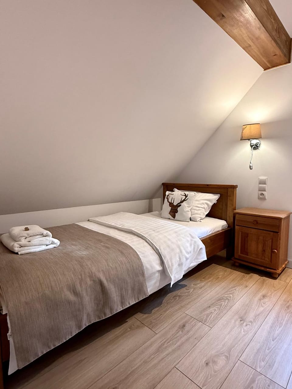 Bed, Other, Photo of the whole room, Bedroom, towels