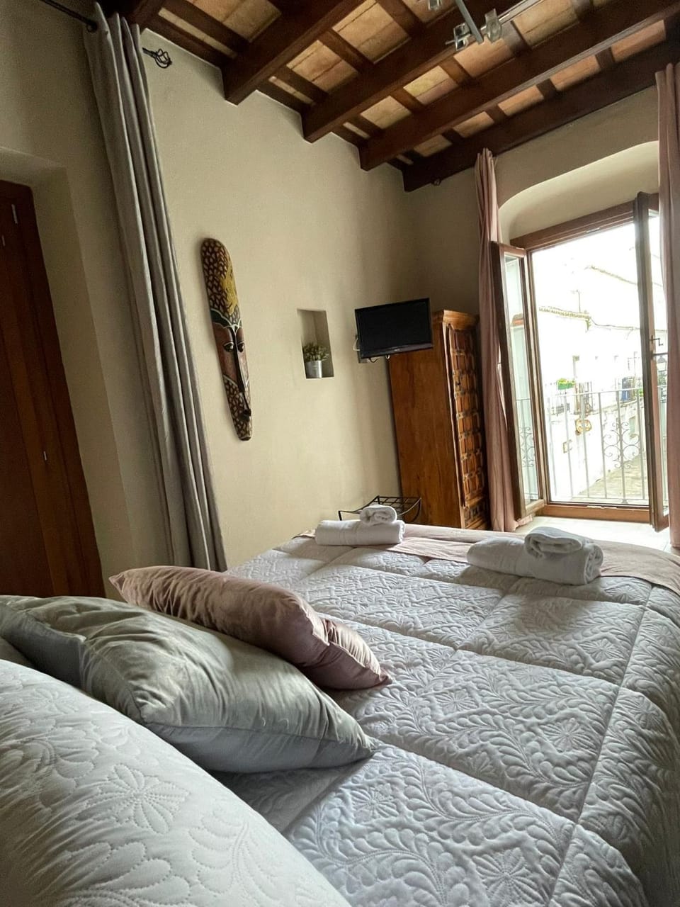 Bed, TV and multimedia, Photo of the whole room, Bedroom