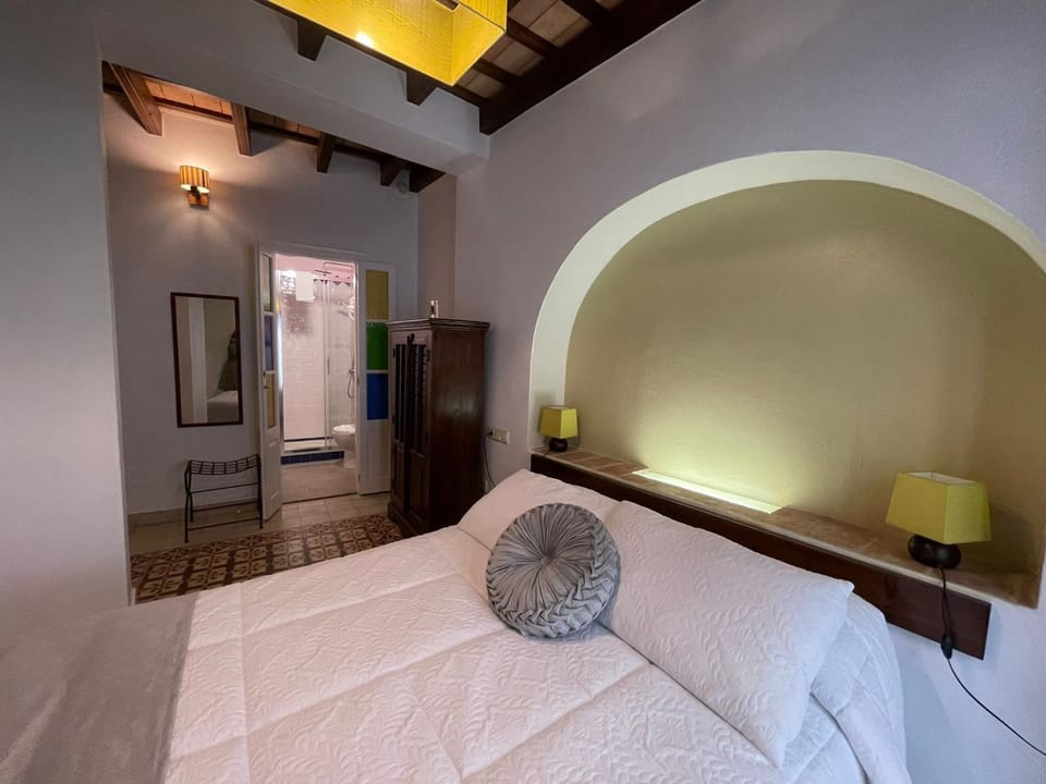 Bed, Photo of the whole room, Bedroom