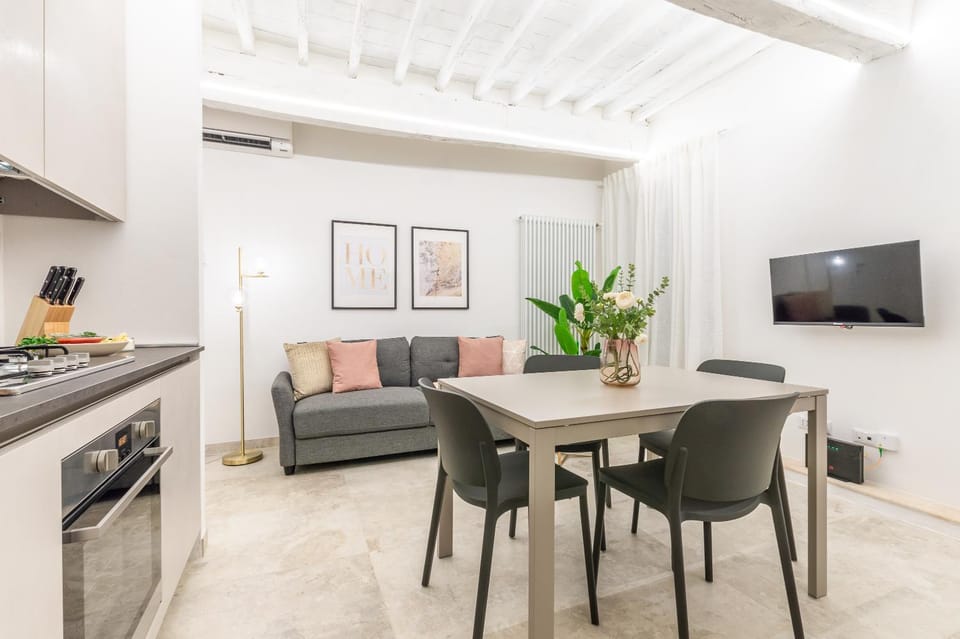 TV and multimedia, Kitchen or kitchenette, Living room, Seating area, Dining area