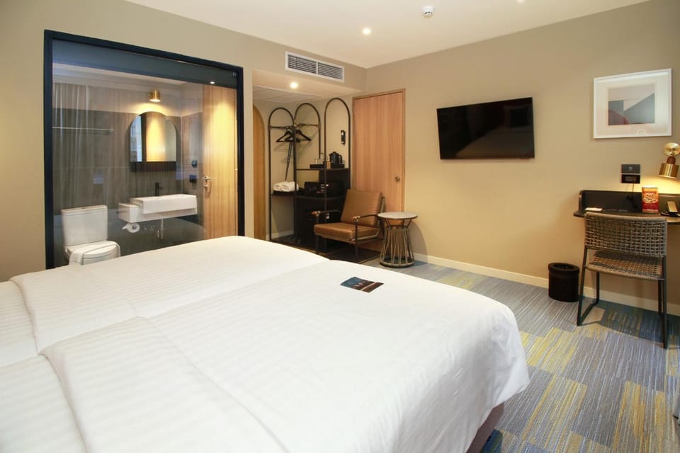 Bed, TV and multimedia, Seating area, Bedroom