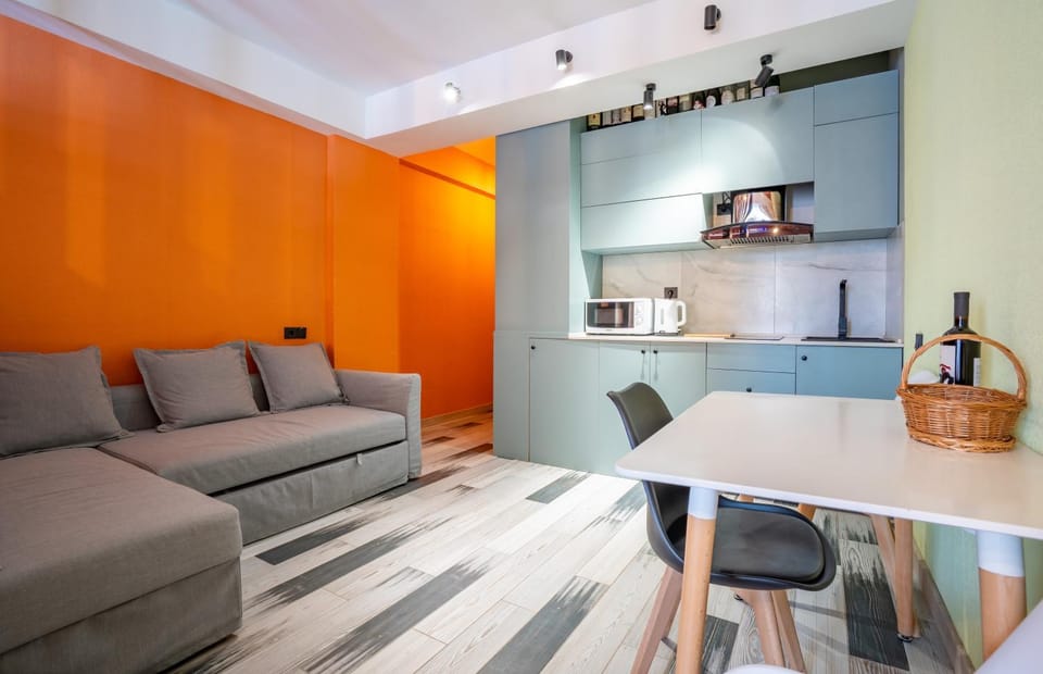 Coffee/tea facilities, Kitchen or kitchenette, Living room, Seating area, Dining area, minibar, stove