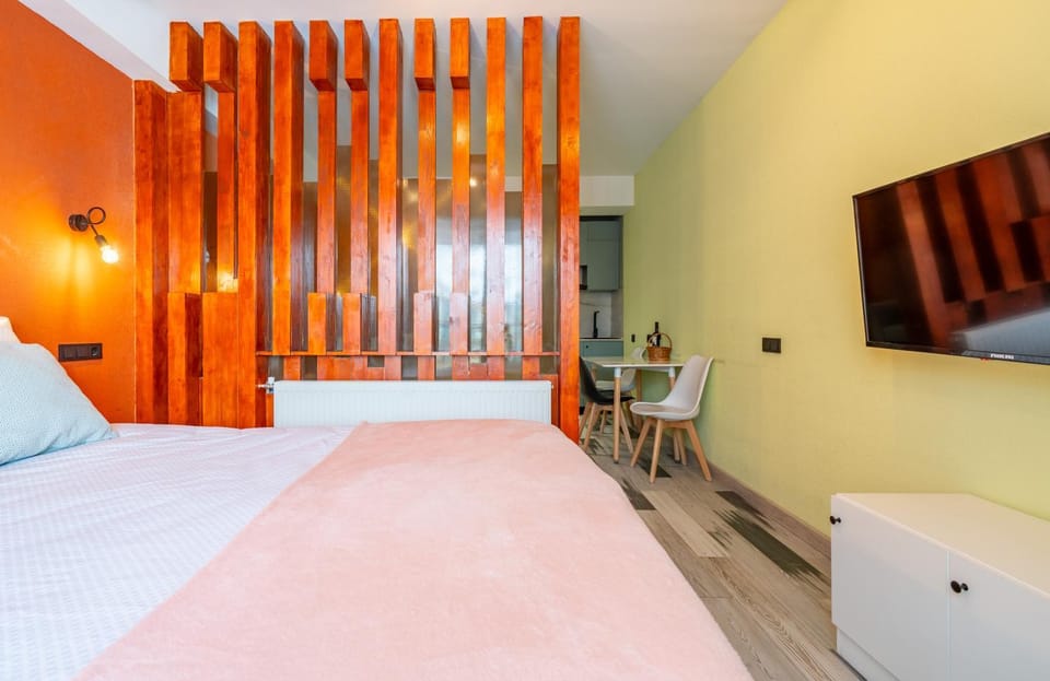 Communal lounge/ TV room, Bed, TV and multimedia, Living room, Photo of the whole room, Seating area, Evening entertainment, Bedroom