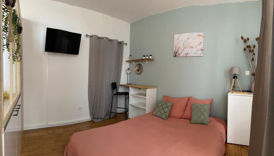 Bed, TV and multimedia, Bedroom