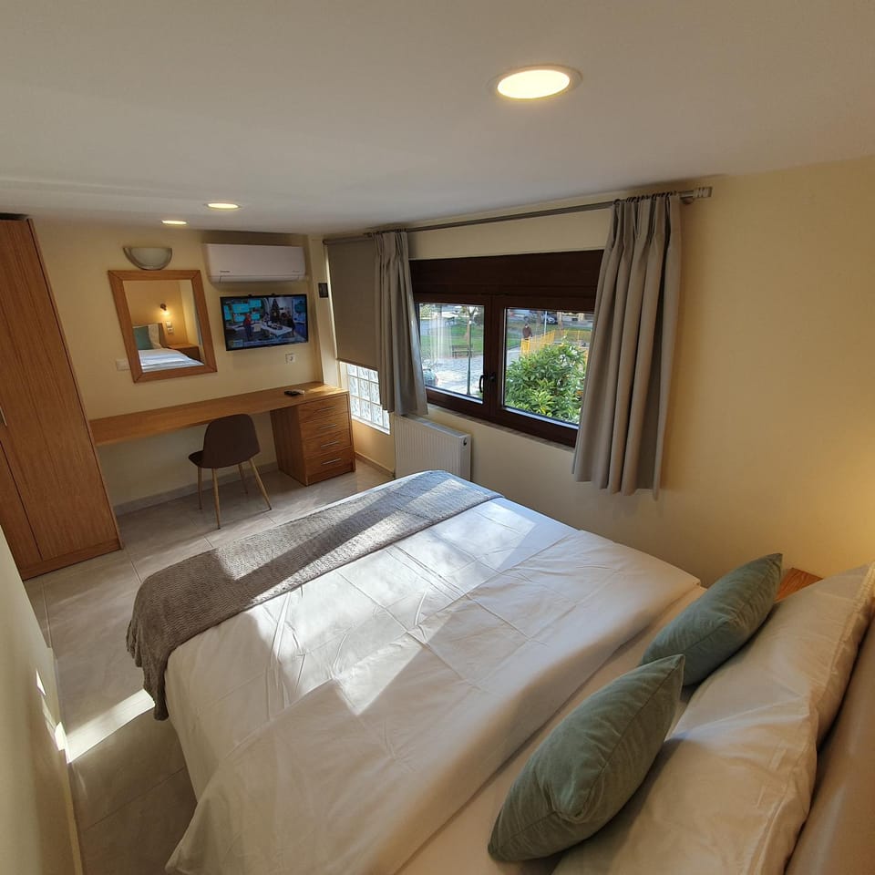 Bed, TV and multimedia, Photo of the whole room, Bedroom, hair dresser