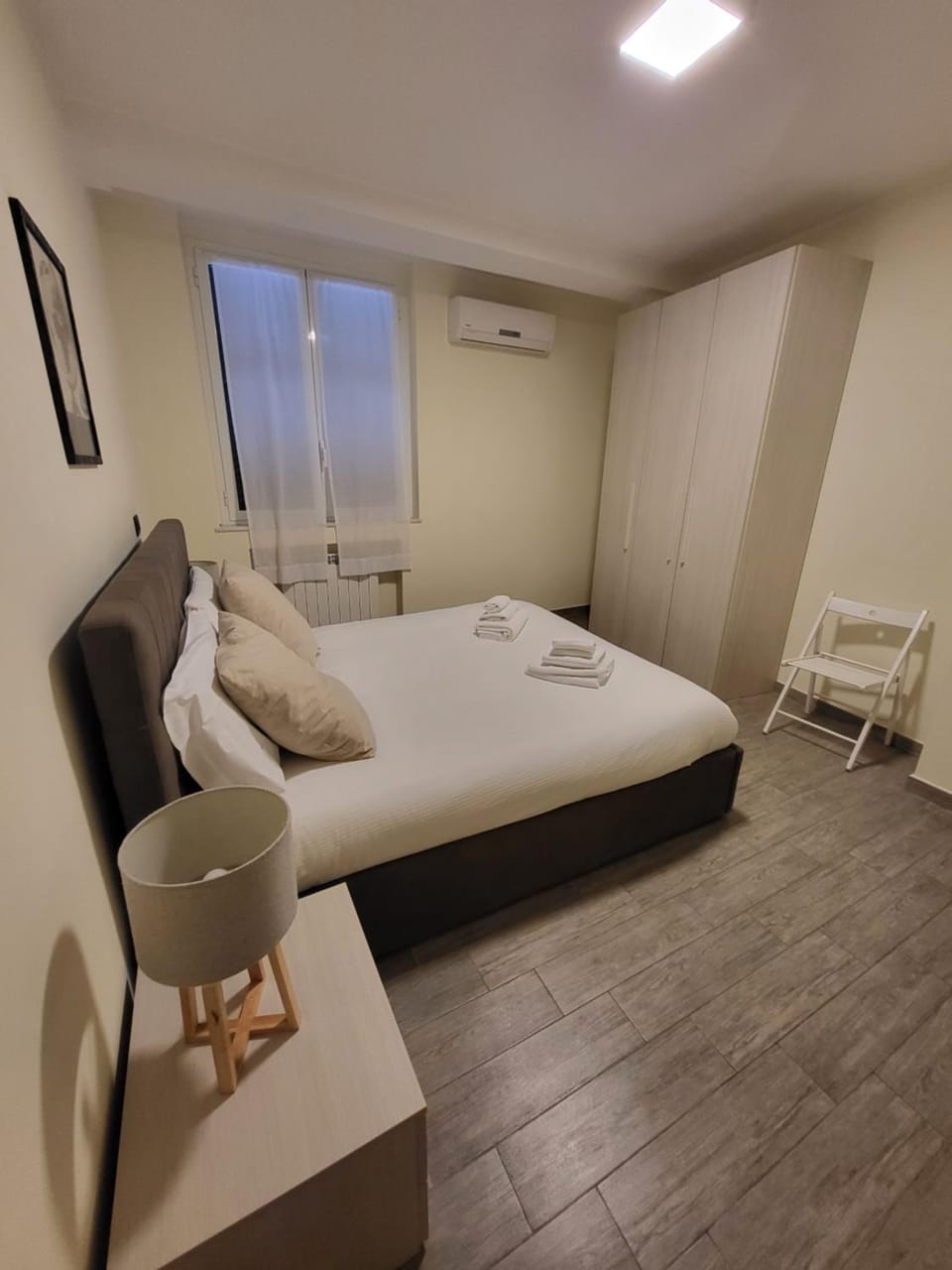 Bed, Photo of the whole room, Bedroom, air conditioner