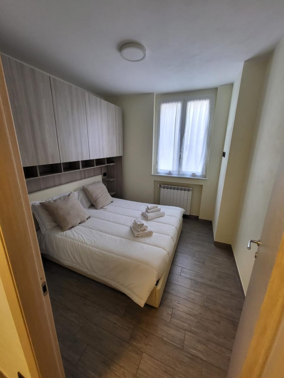 Photo of the whole room, Bedroom, wardrobe