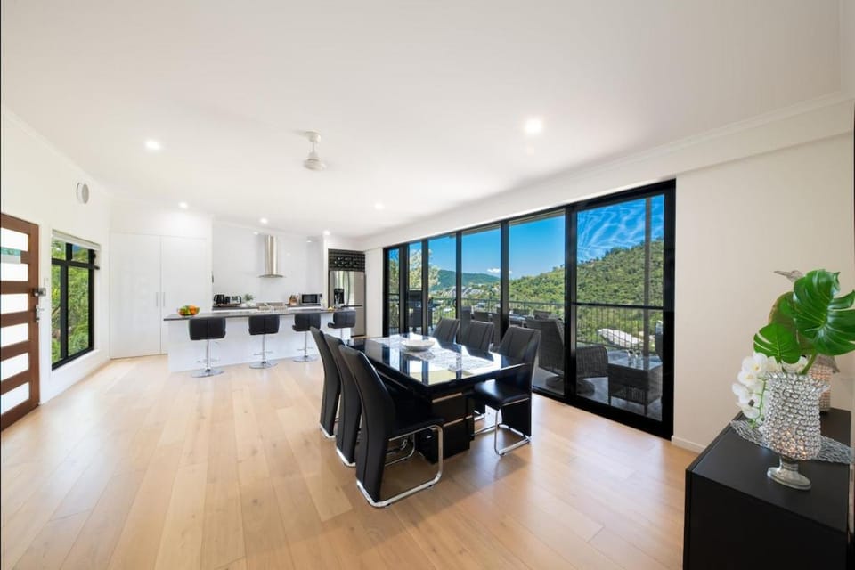 Mountain View On Airlie House in Airlie Beach