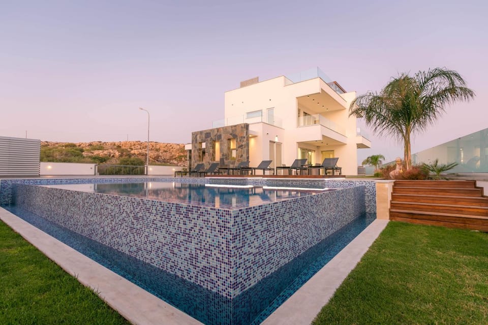 Property building, Garden, Pool view, Swimming pool, sunbed