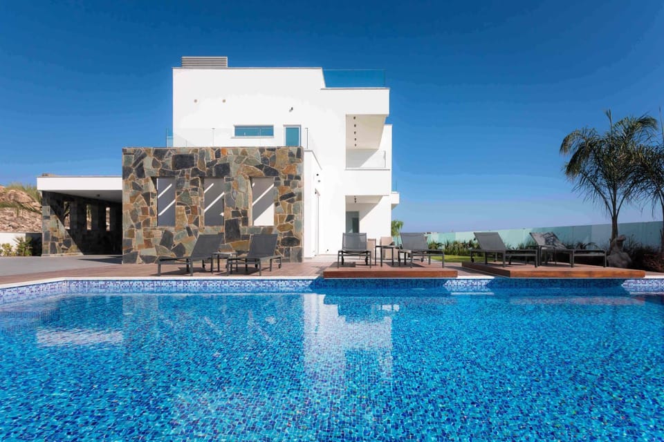 Property building, Day, Pool view, Swimming pool, Swimming pool, sunbed