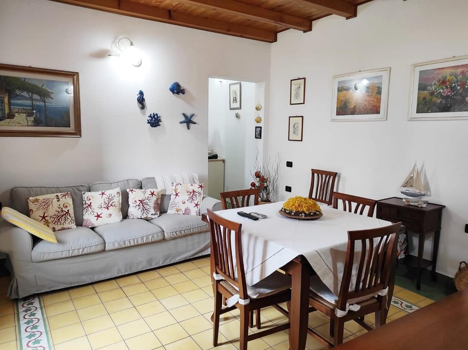 Day, Living room