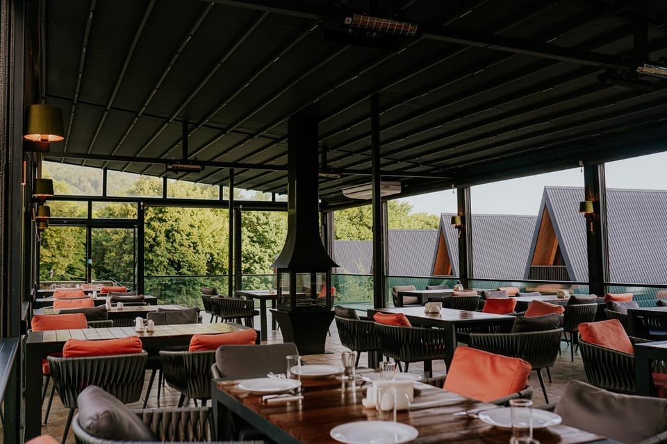 Restaurant/places to eat, Day, Natural landscape, Living room, Banquet/Function facilities, Seating area