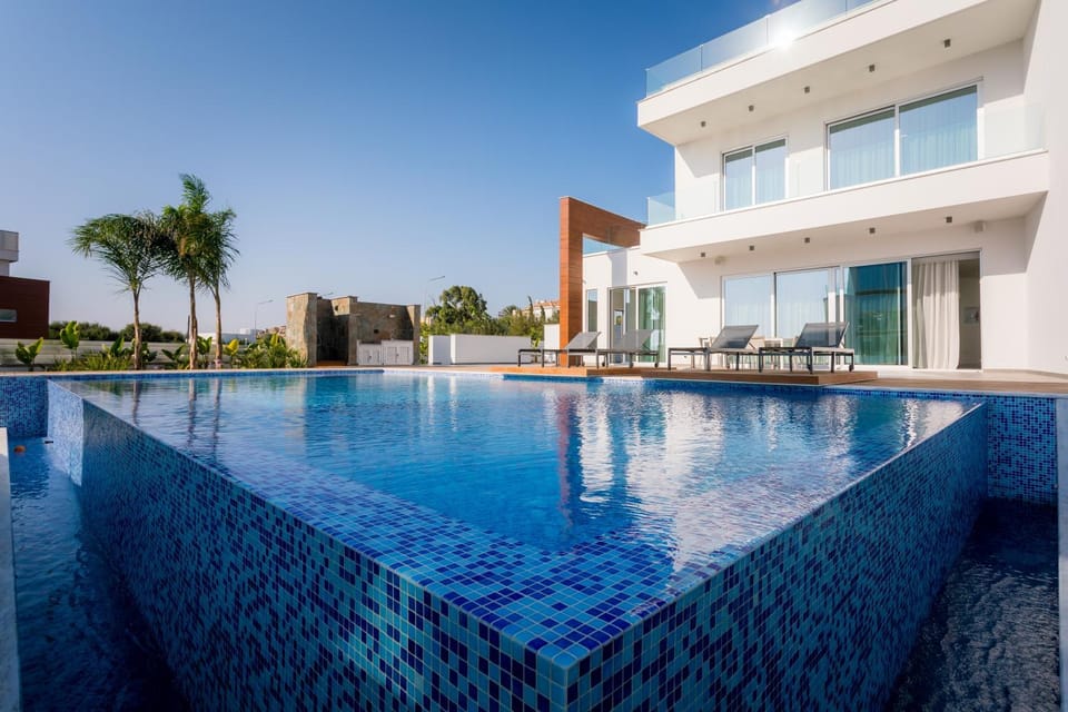 Property building, Day, Pool view, Swimming pool, sunbed