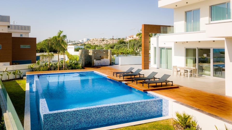 Property building, Patio, Day, Garden, Pool view, Swimming pool, Swimming pool, sunbed