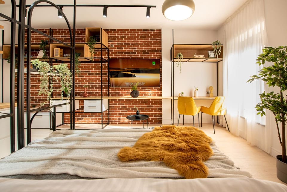 Bed, Photo of the whole room, Seating area, Dining area, Bedroom