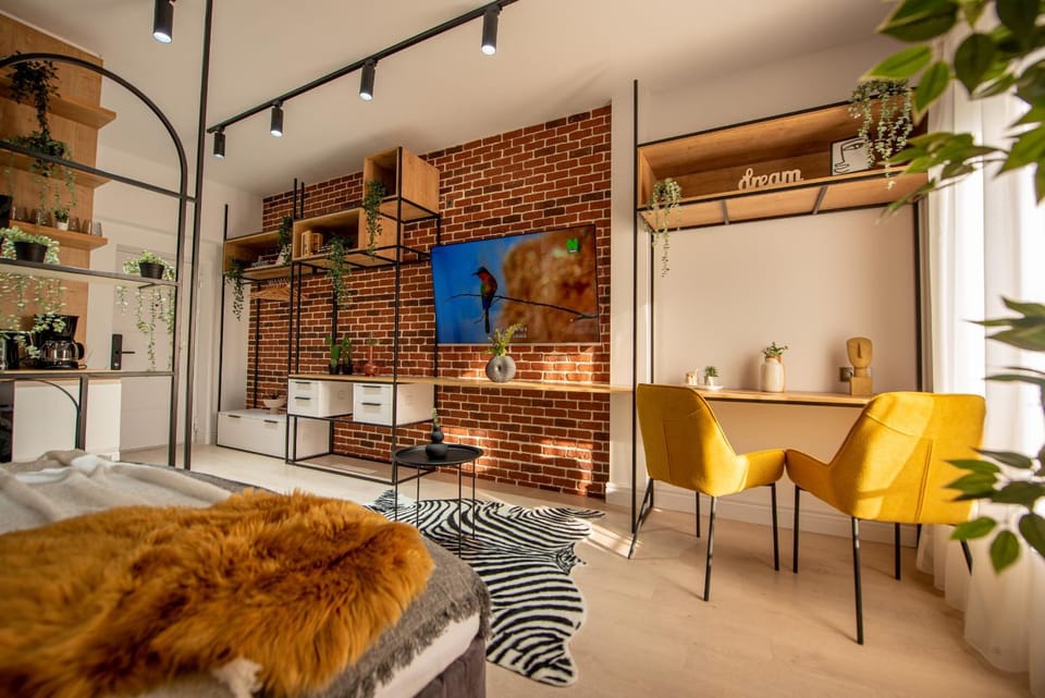 TV and multimedia, Seating area, Bedroom