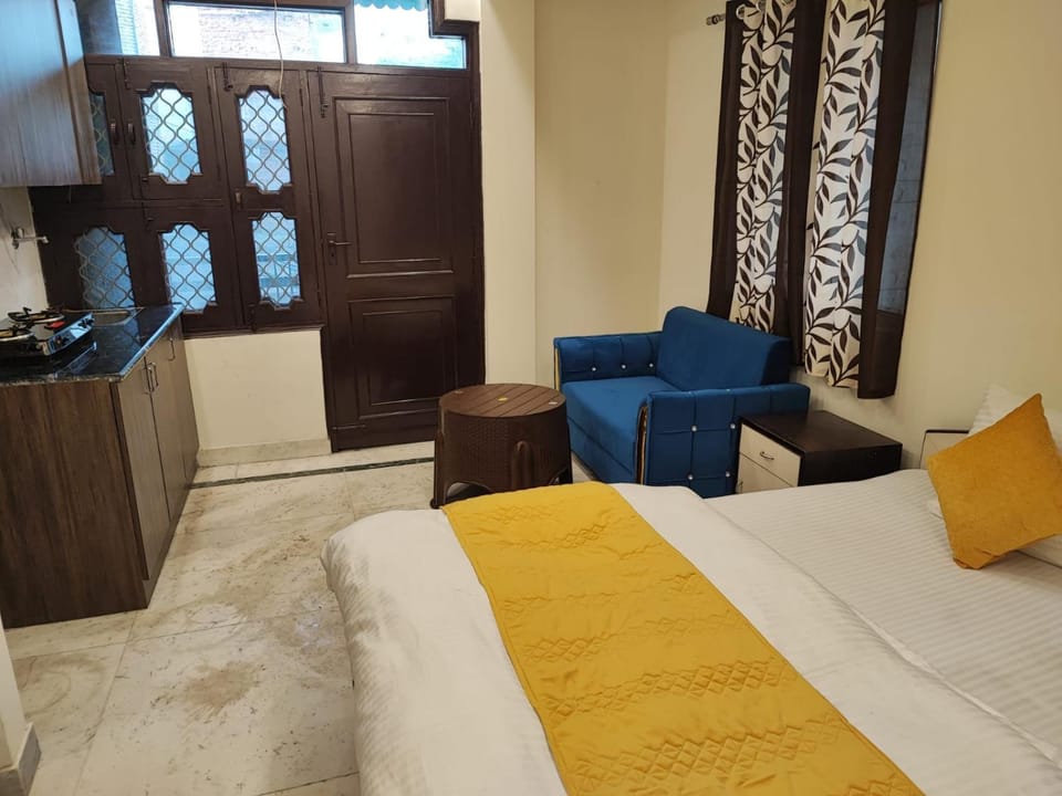 Bed, Seating area, Bedroom