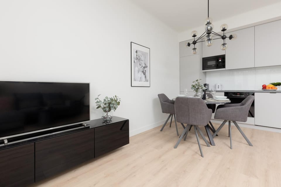 TV and multimedia, Kitchen or kitchenette, Living room, Seating area, Dining area